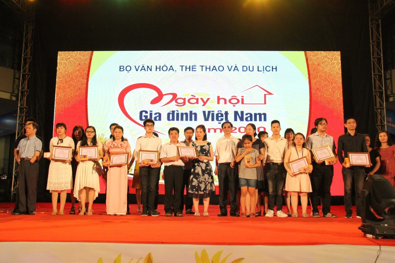 Đại hội nhận hoa chúc mừng của Đảng ủy Sở VHTT&DL